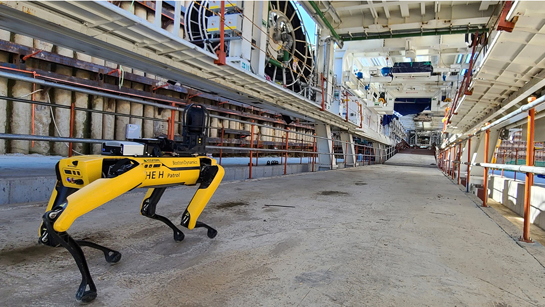 현대건설의 인공지능 안전 로봇 ‘스팟’이 터널 공사현장에 투입돼 TBM 장비를 모니터링하고 있다.